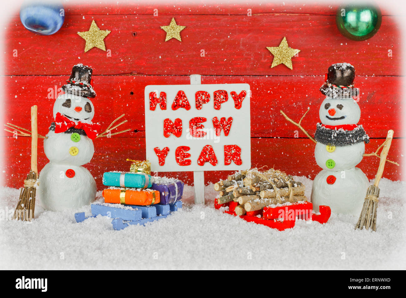 Due pupazzi di neve tenendo un cartello con la dicitura Felice Anno Nuovo Foto Stock