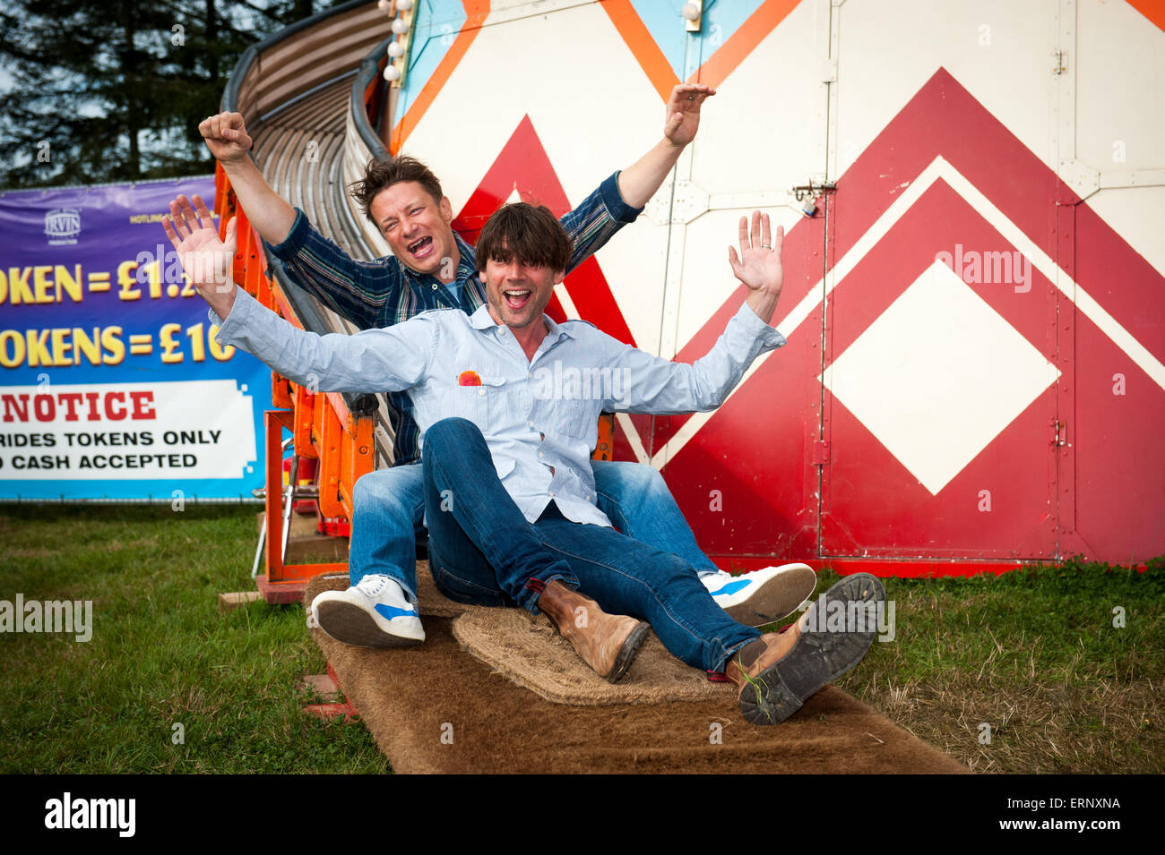 Jamie Oliver e Alex James a loro Big Feastival festival in 2014 Foto Stock