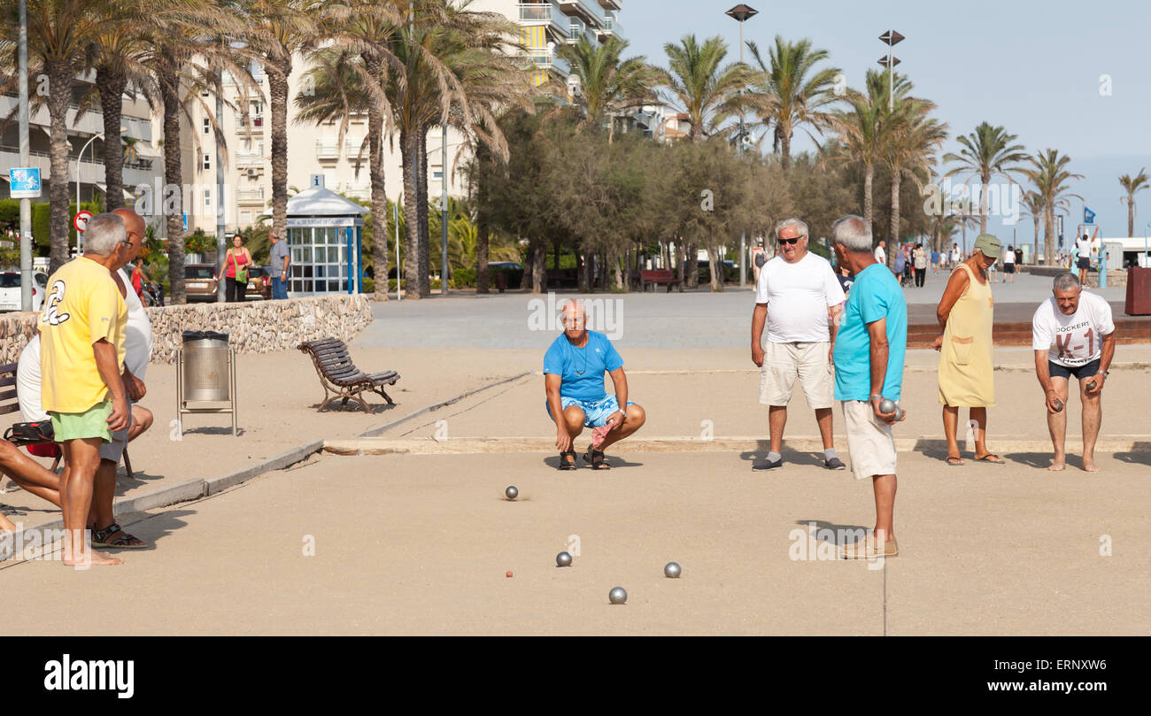 Calafell, Spagna - 20 agosto 2014: gli anziani spagnoli giocare a bocce sulla spiaggia di sabbia di Calafell e località di villeggiatura in Catalogna Foto Stock