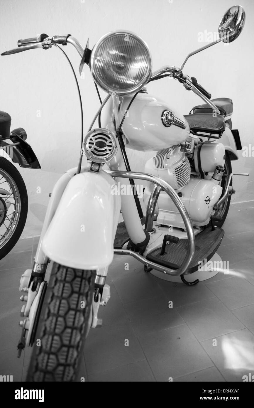 NEGRAR, Italia - 6 aprile: Motoclub Valpolicella durante il "Palio del Recioto' organizza una mostra di moto d'epoca in Foto Stock