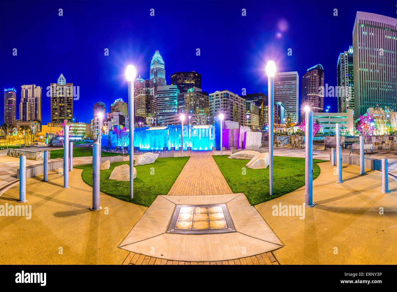 Charlotte, North Carolina, Stati Uniti d'America uptown skyline e parco. Foto Stock