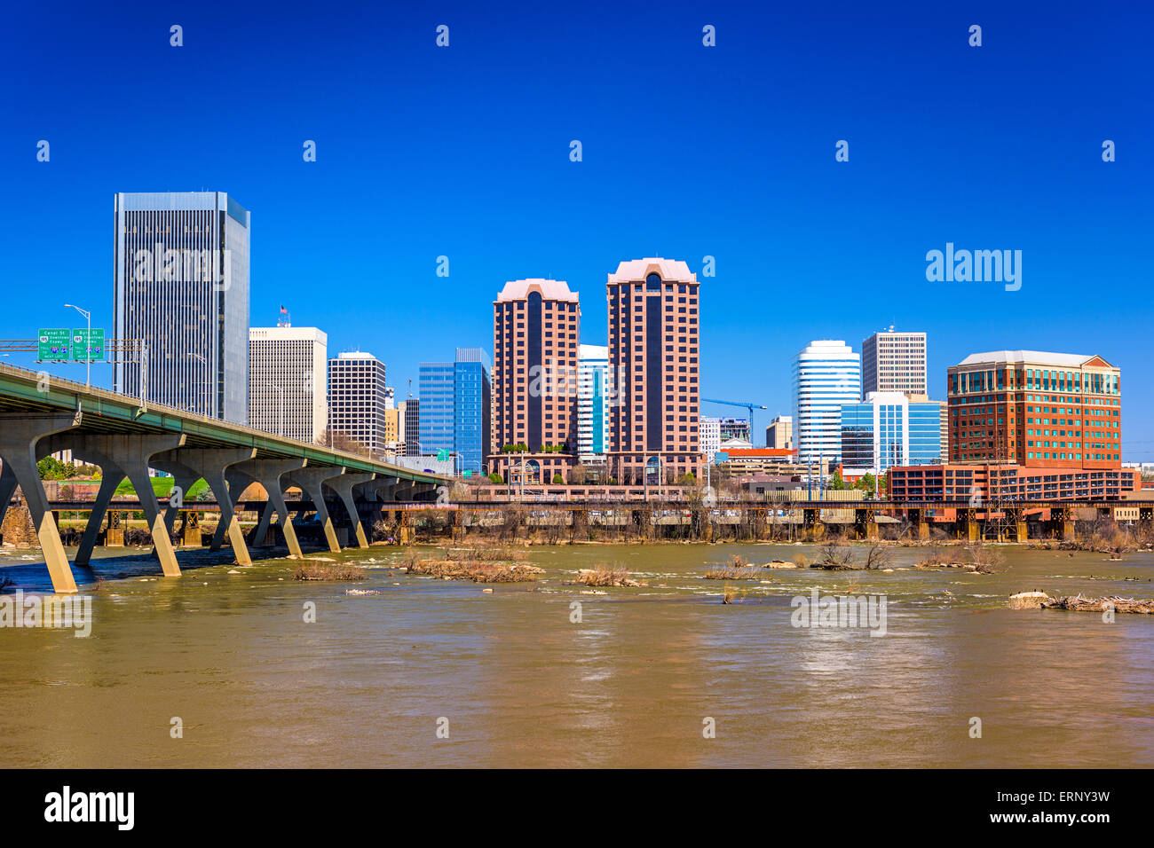 Richmond, Virginia, Stati Uniti d'America skyline del centro sul fiume James. Foto Stock