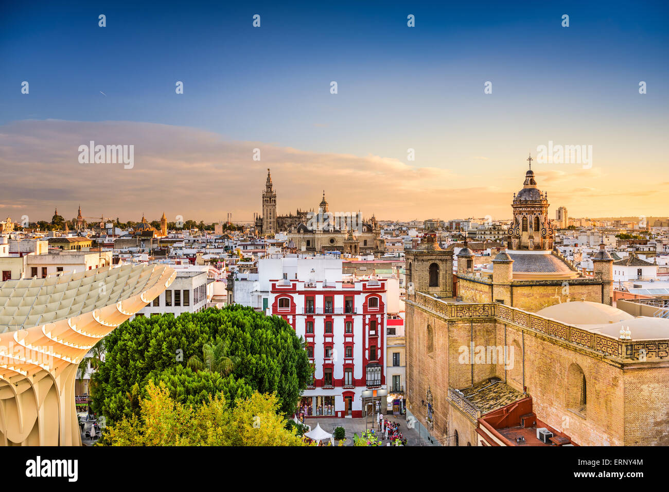 Siviglia, Spagna quartiere vecchio skyline al tramonto. Foto Stock