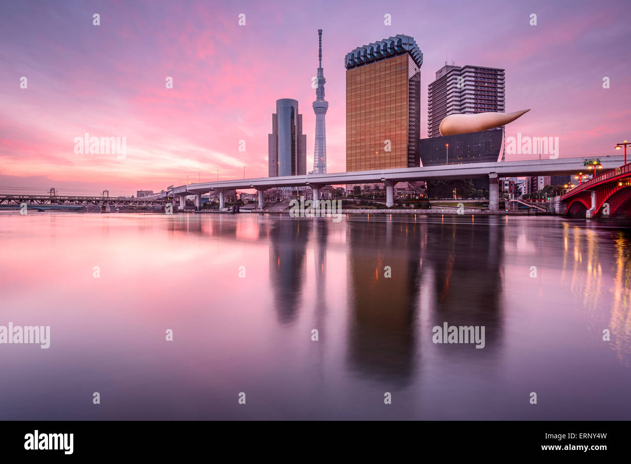 Tokyo, Giappone skyline sul Fiume Sumida all'alba. Foto Stock