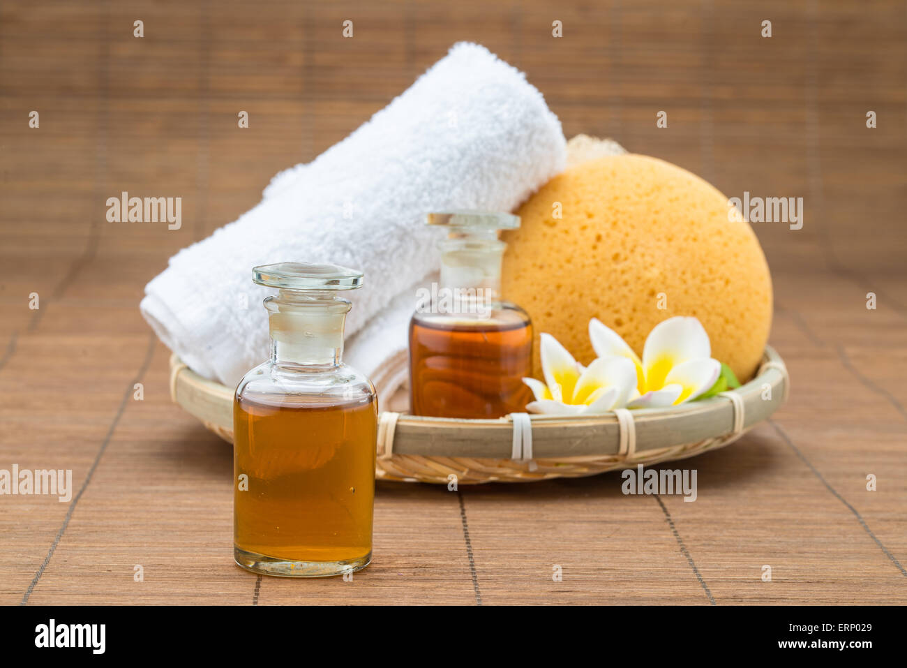 Bagno termale, sale, Asciugamano spugna olio essenziale e fiore per spa health Foto Stock
