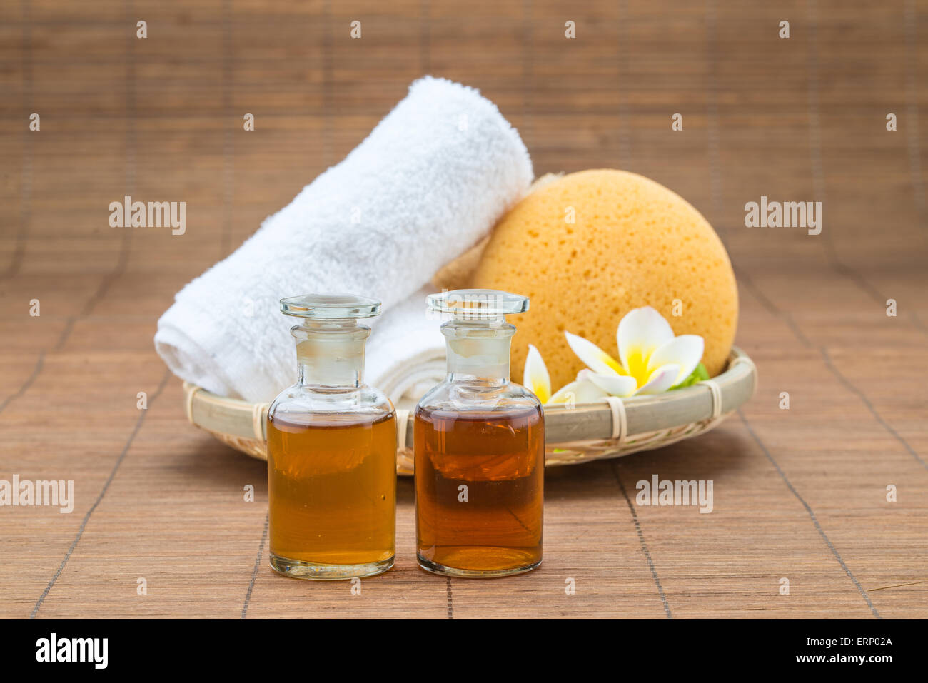 Bagno termale, sale, Asciugamano spugna olio essenziale e fiore per spa health Foto Stock