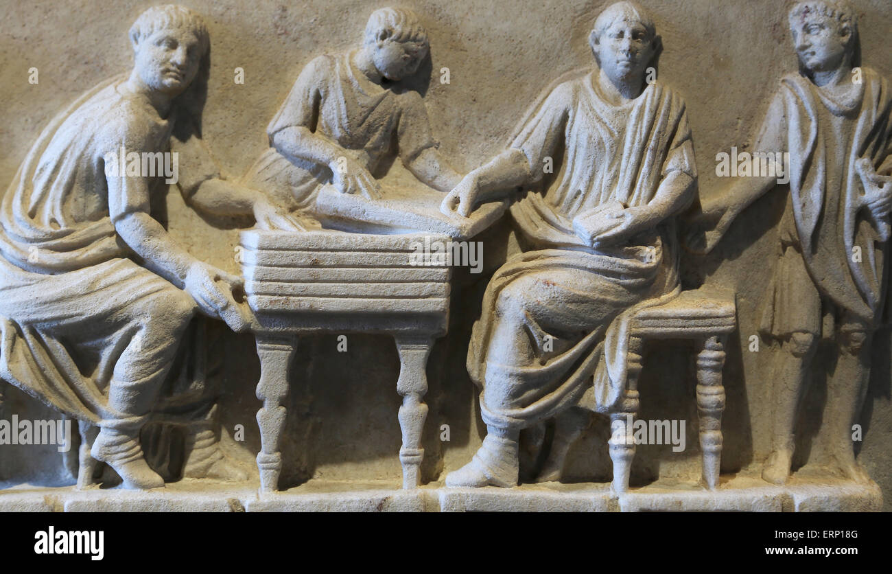 Altare cineraria di segretari del governo. Roma. 1° C. D. Fulvius e suo fratello Quintus Fulvius Prisco. Rilievo romano. Foto Stock