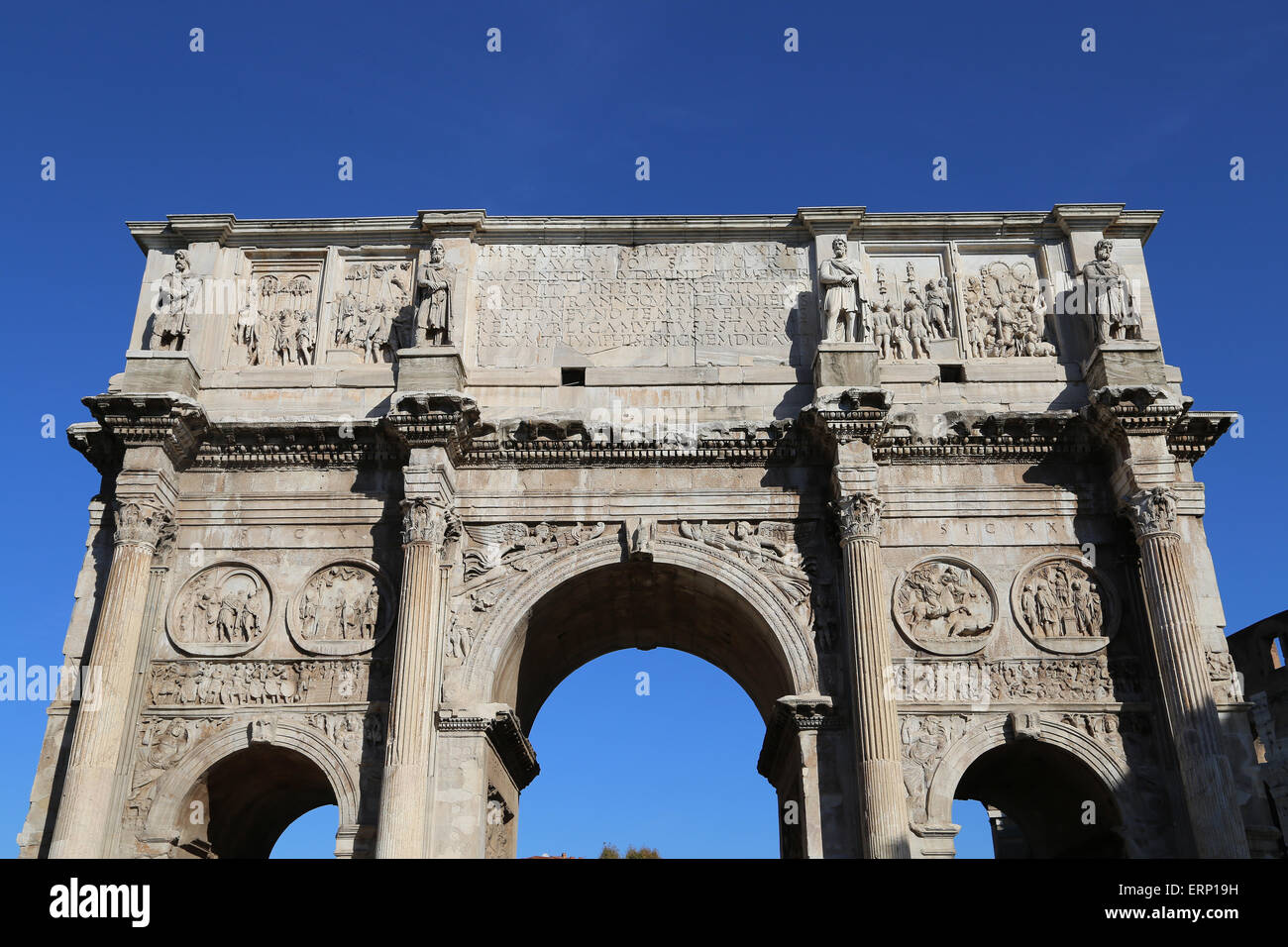 L'Italia. Roma. Arco di Costantino. 312 annuncio. Arco Trionfale. Eretto per celebrare Costantino la vittoria su Maxntus. Fronte sud. Foto Stock