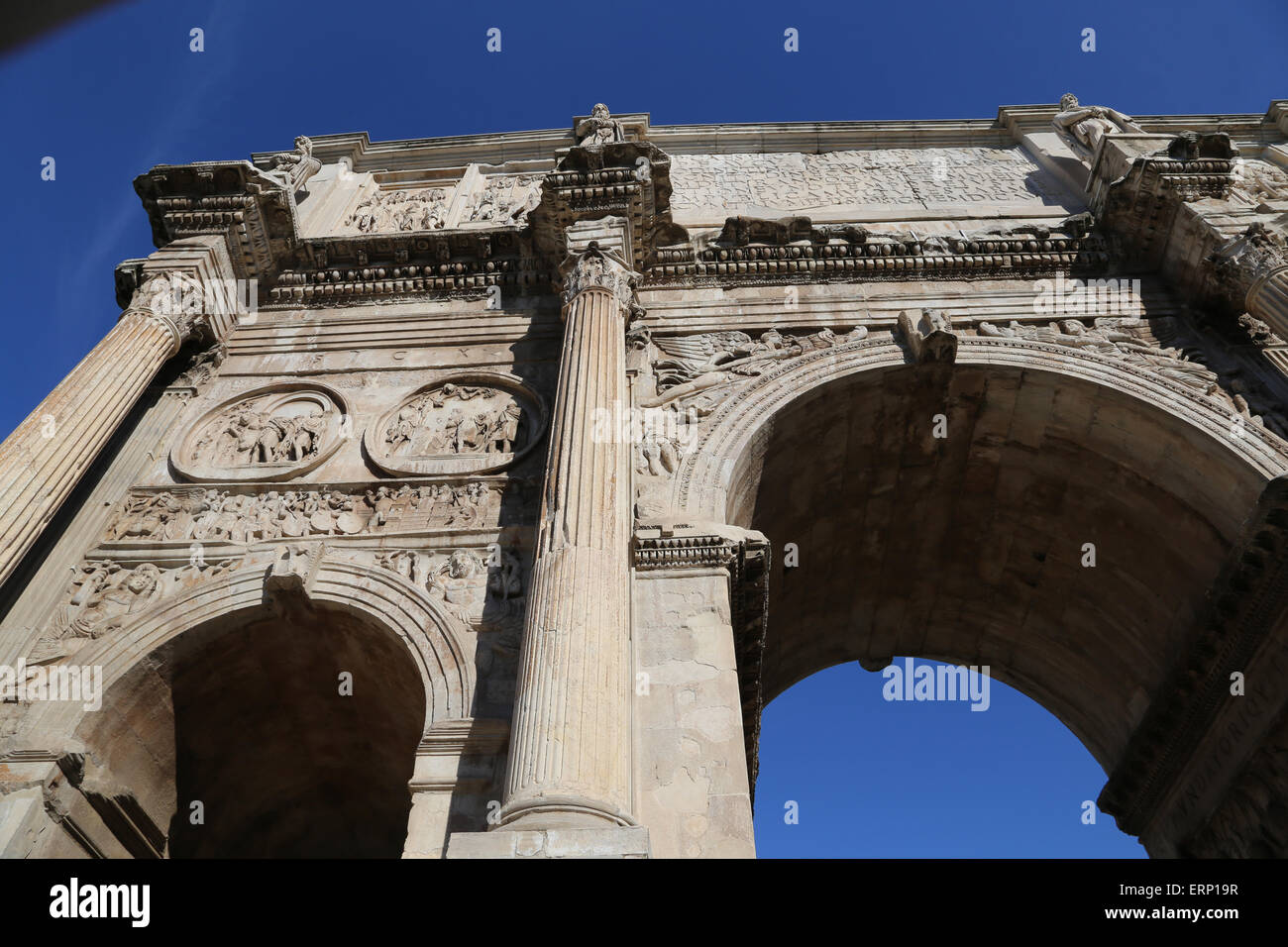 L'Italia. Roma. Arco di Costantino. 312 annuncio. Arco Trionfale. Eretto per celebrare Costantino la vittoria su Maxntus. Fronte sud. Foto Stock