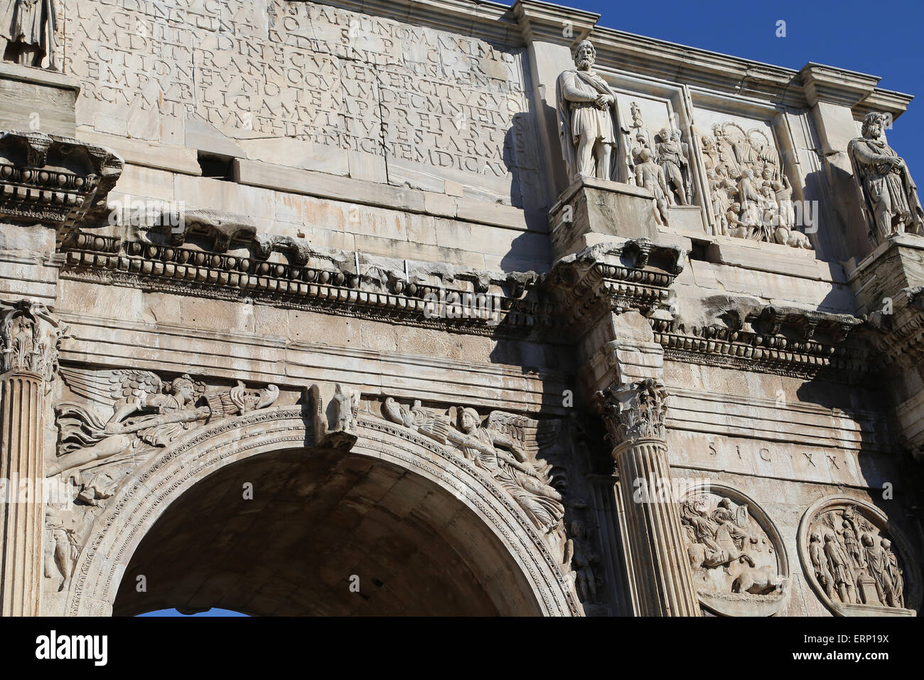 L'Italia. Roma. Arco di Costantino. 312 annuncio. Arco Trionfale. Eretto per celebrare Costantino la vittoria su Maxntus. Fronte sud. Foto Stock