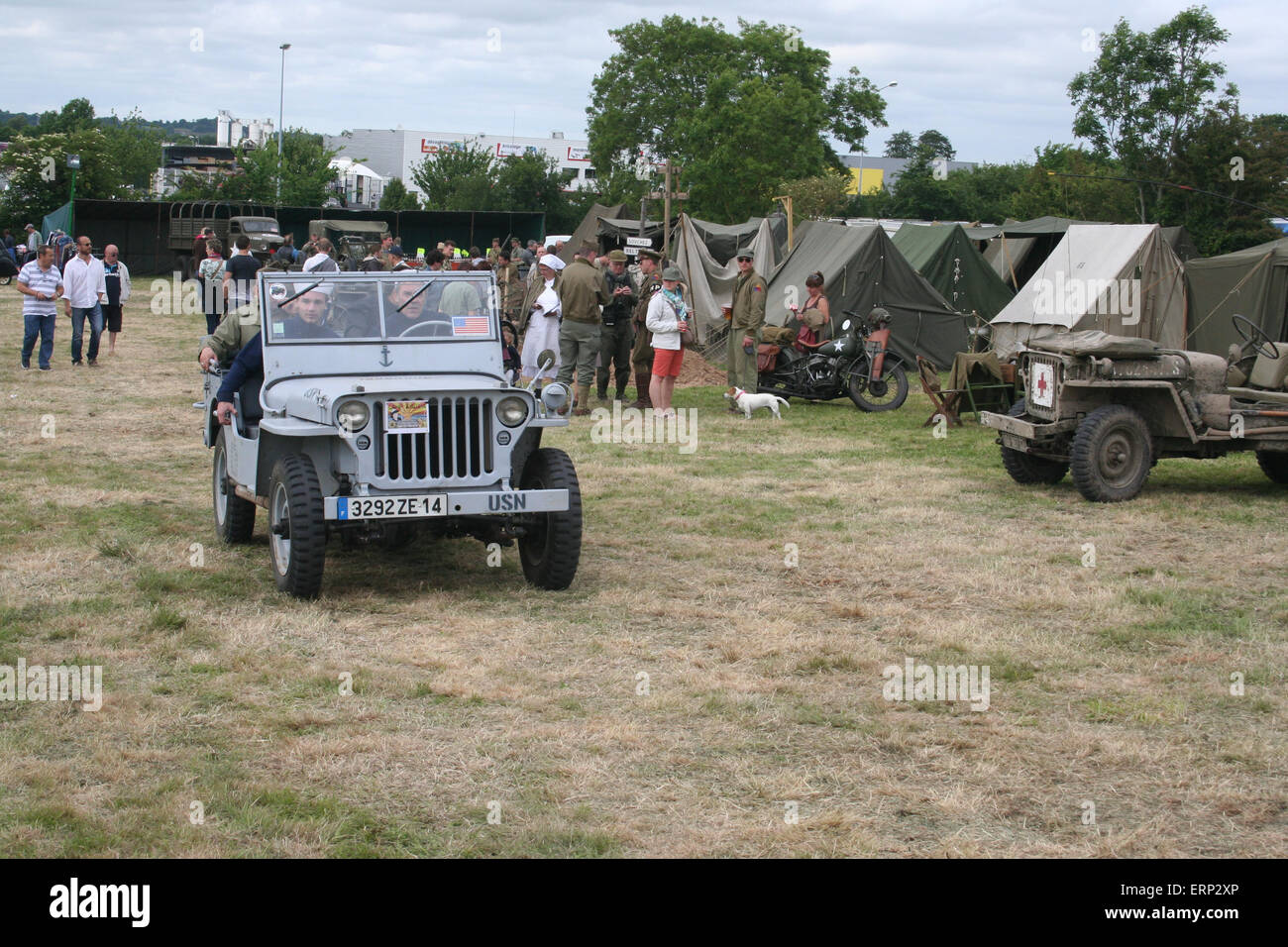 Carentan, Normandia, Francia. Il 6 giugno 2015. Gruppi di rievocazione andare a grandi lunghezze per ricreare il Camp Arizona con costumi originali, i veicoli e gli artefatti quali materiali di primo soccorso, lavandino, munizioni, ecc. Qui un US Navy jeep aziona attraverso il sito. Il campo è parte del D-Day Festival 2015, che quest'anno celebra il settantesimo anniversario della fine della seconda guerra mondiale nel 1945. Credito: Daniel e Flossie bianco/Alamy Live News Foto Stock