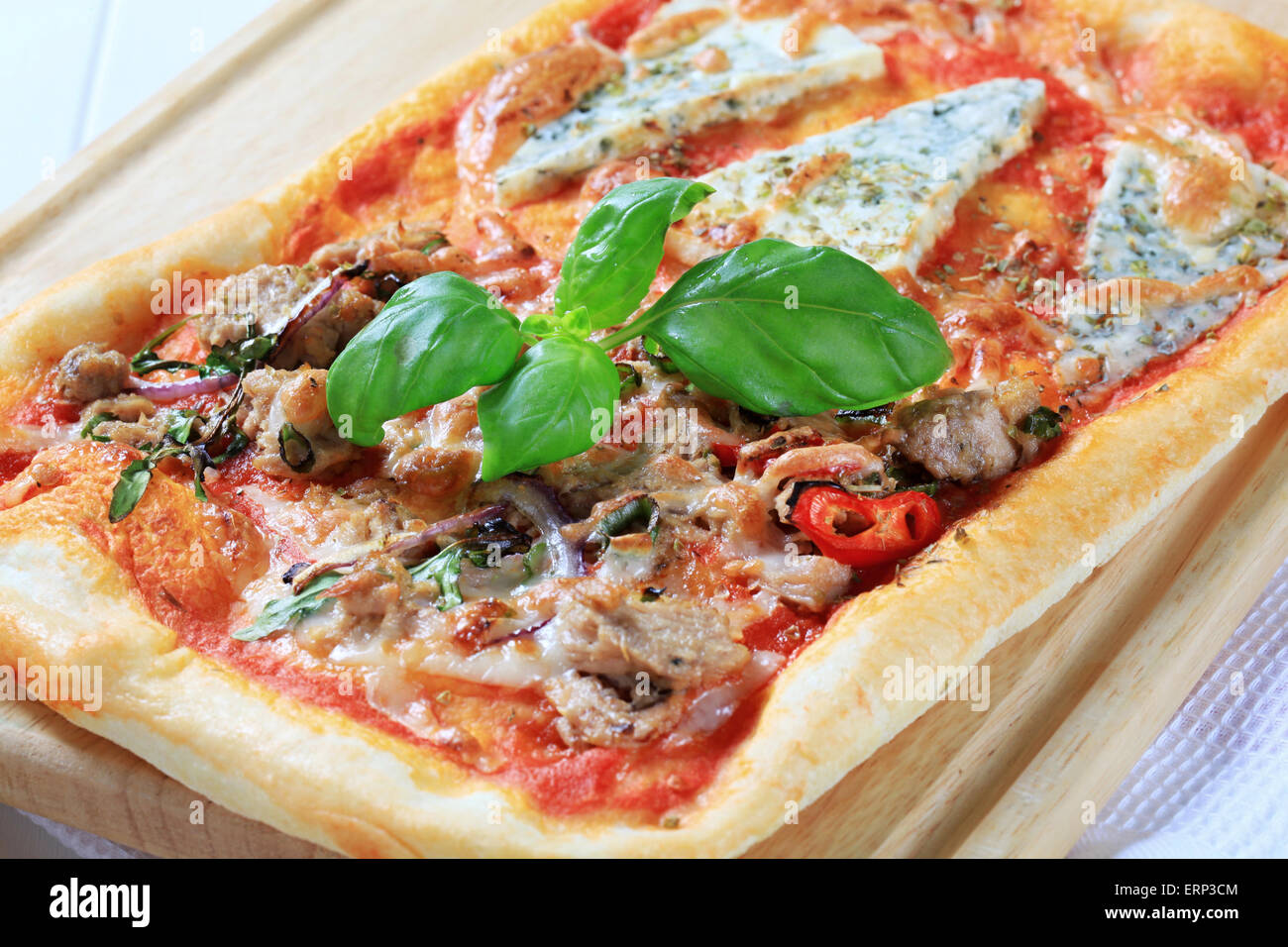 Pizza rettangolare conditi con formaggio blu e tonno Foto Stock