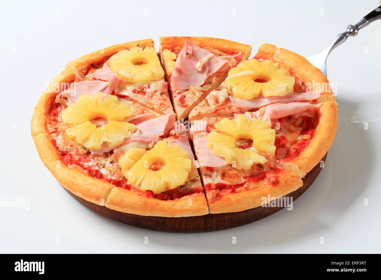 Pizza Hawaii tagliato in ottavi Foto Stock