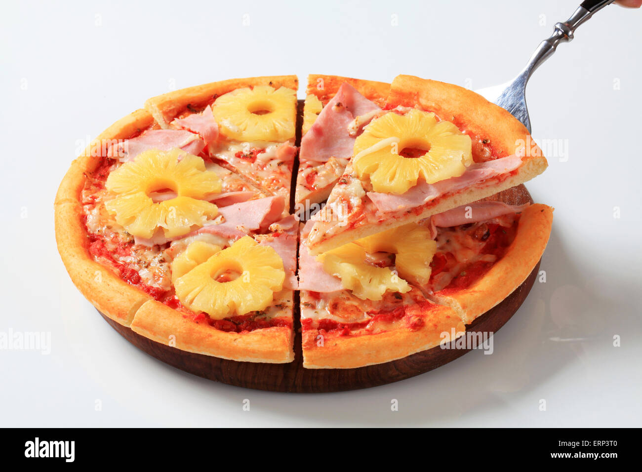 Pizza Hawaii tagliato in ottavi Foto Stock