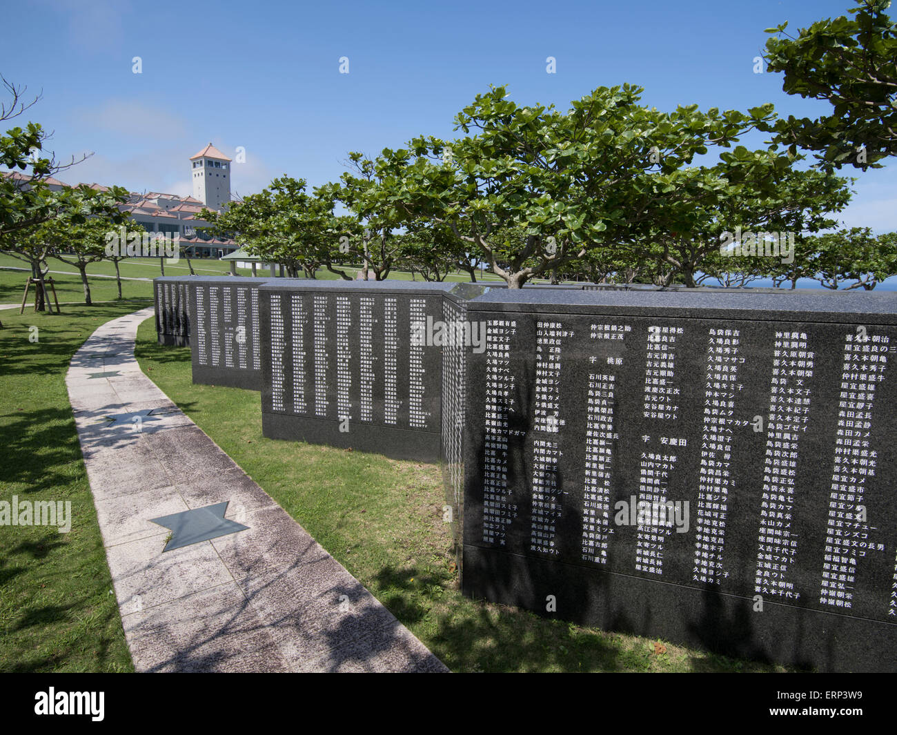 Il nero dei blocchi di granito con i nomi di coloro che sono morti durante la Battaglia di Okinawa @ Okinawa Peace Memorial Park, Itoman, Okinawa. Foto Stock