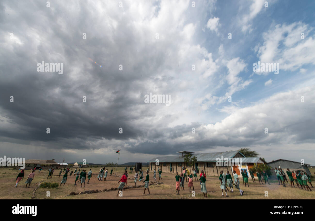 Gli studenti a giocare al di fuori Olesere scuola primaria Rift Valley Kenya Africa Foto Stock