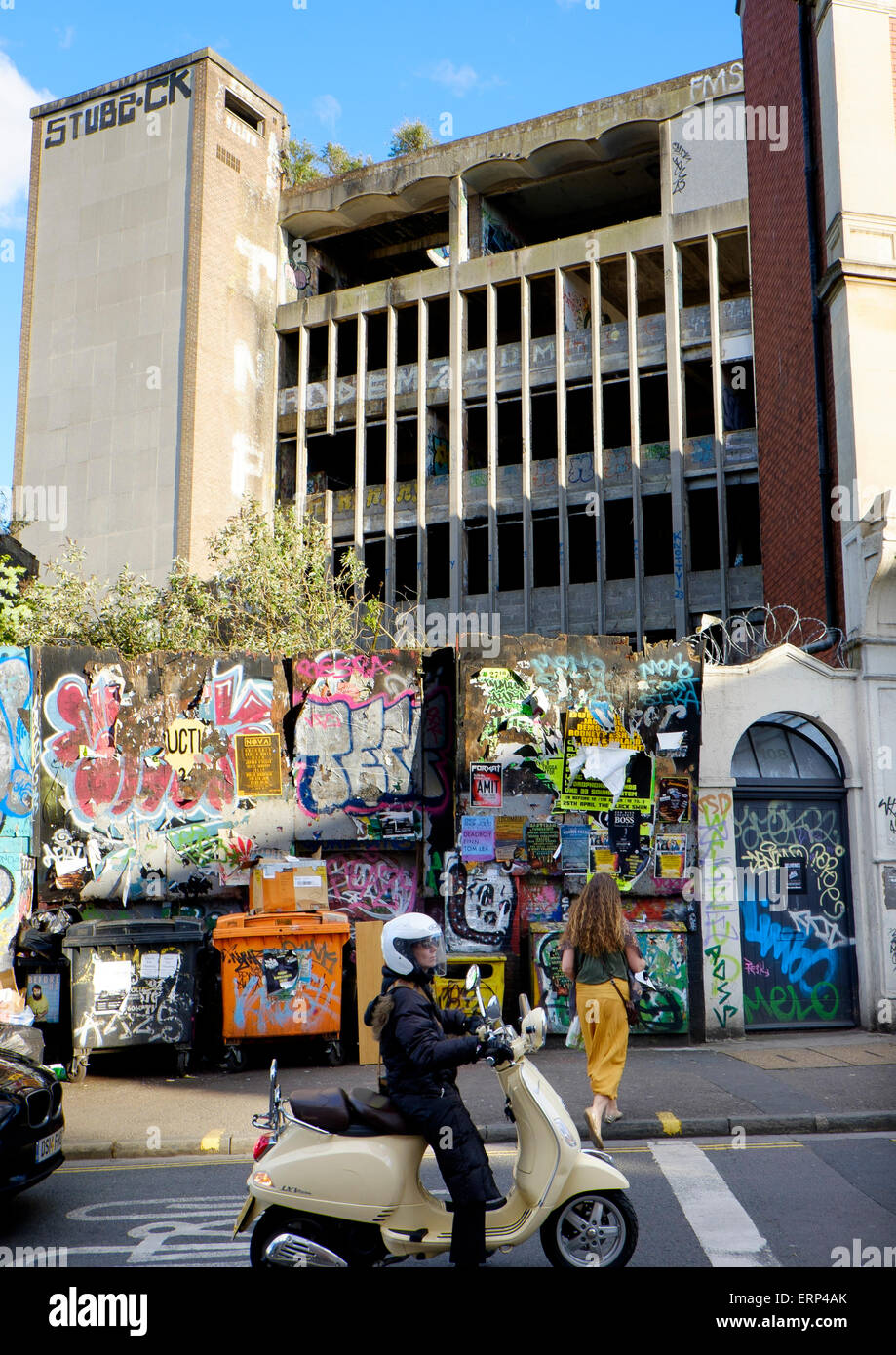 La parte posteriore dei derelitti Westmoreland House, un punto di riferimento su Stokes Croft, Bristol Foto Stock