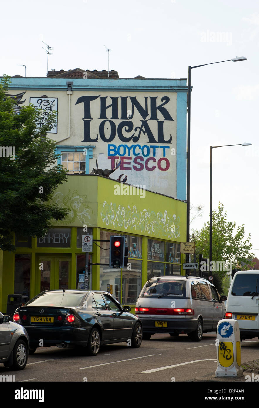 29 Maggio 2015 - Bristol, Regno Unito : Pensare locale, boicottare Tesco, una campagna sul messaggio di Stokes Croft Foto Stock