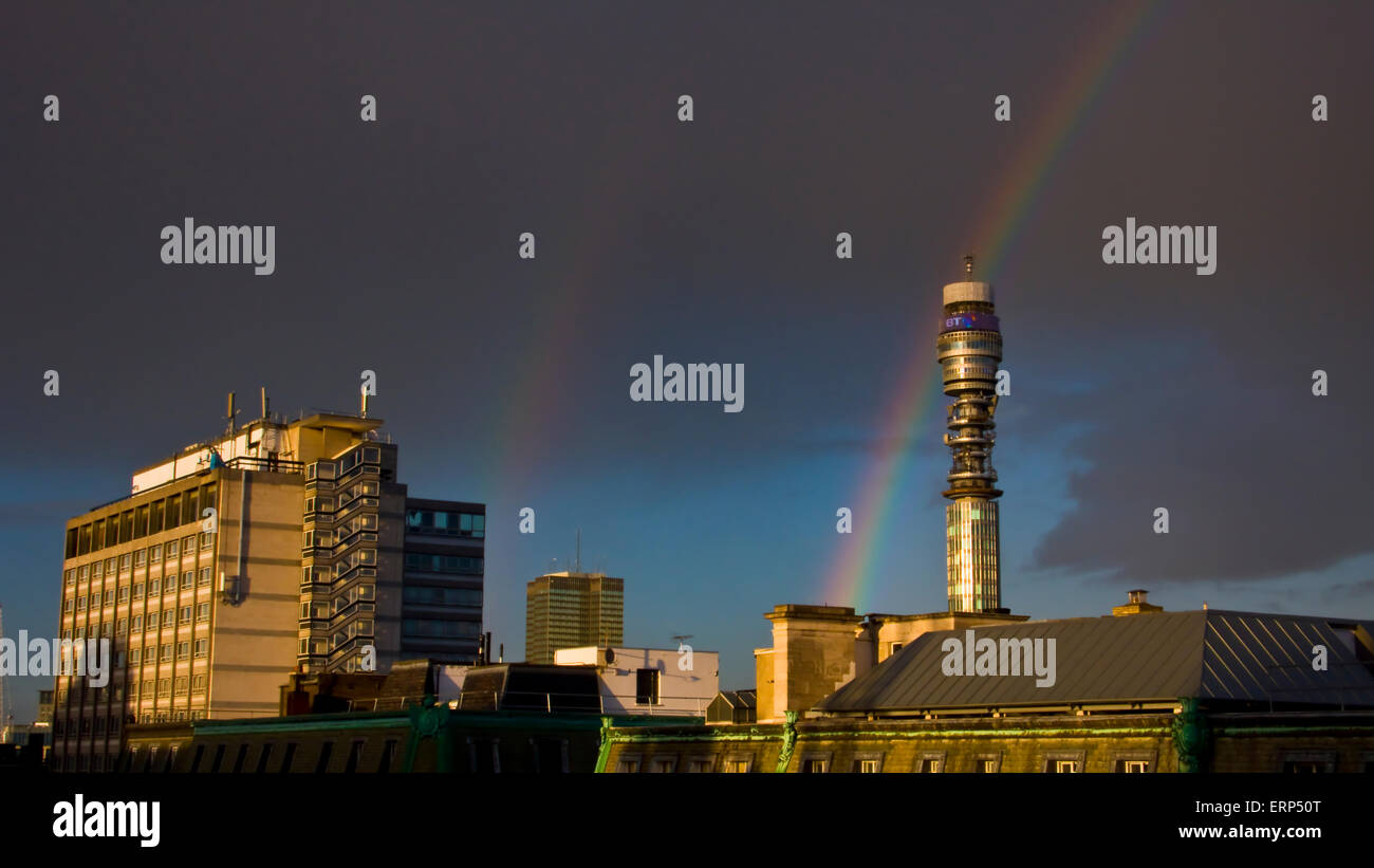 Un doppio arcobaleno e cielo tempestoso contro la BT Tower ex Post Office Tower nel West End di Londra Foto Stock
