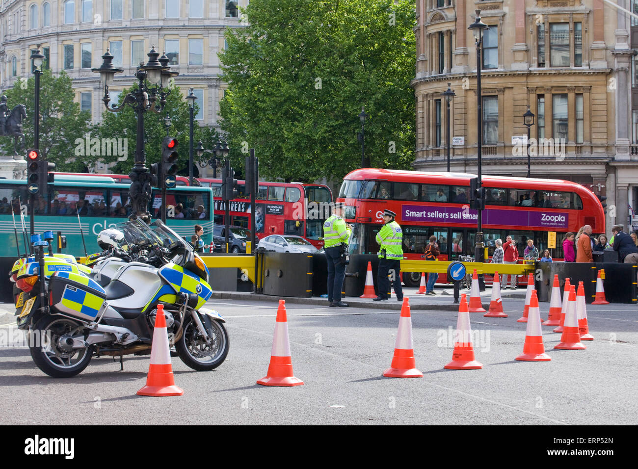 Metropolitan funzionari di polizia per le strade di Londra Inghilterra Foto Stock