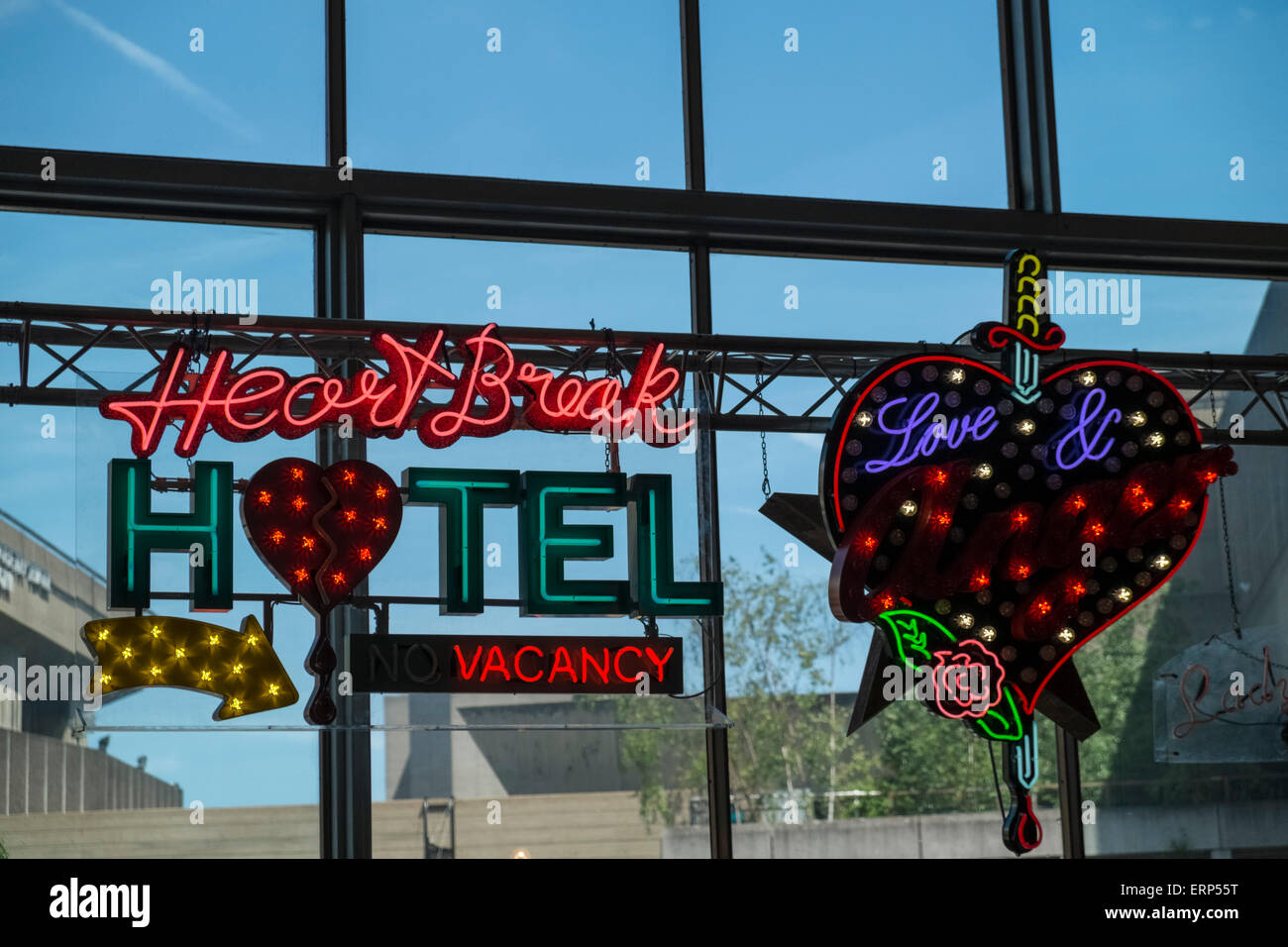Heartbreak Hotel insegna al neon display. Foto Stock