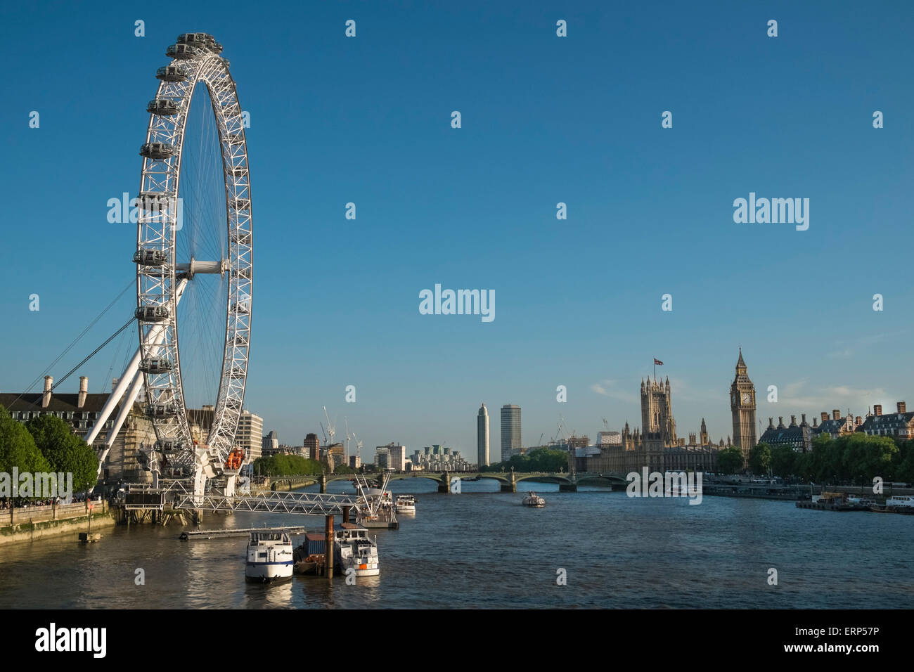 London Eye ruota panoramica Ferris e case del parlamento di Londra, Inghilterra REGNO UNITO Foto Stock