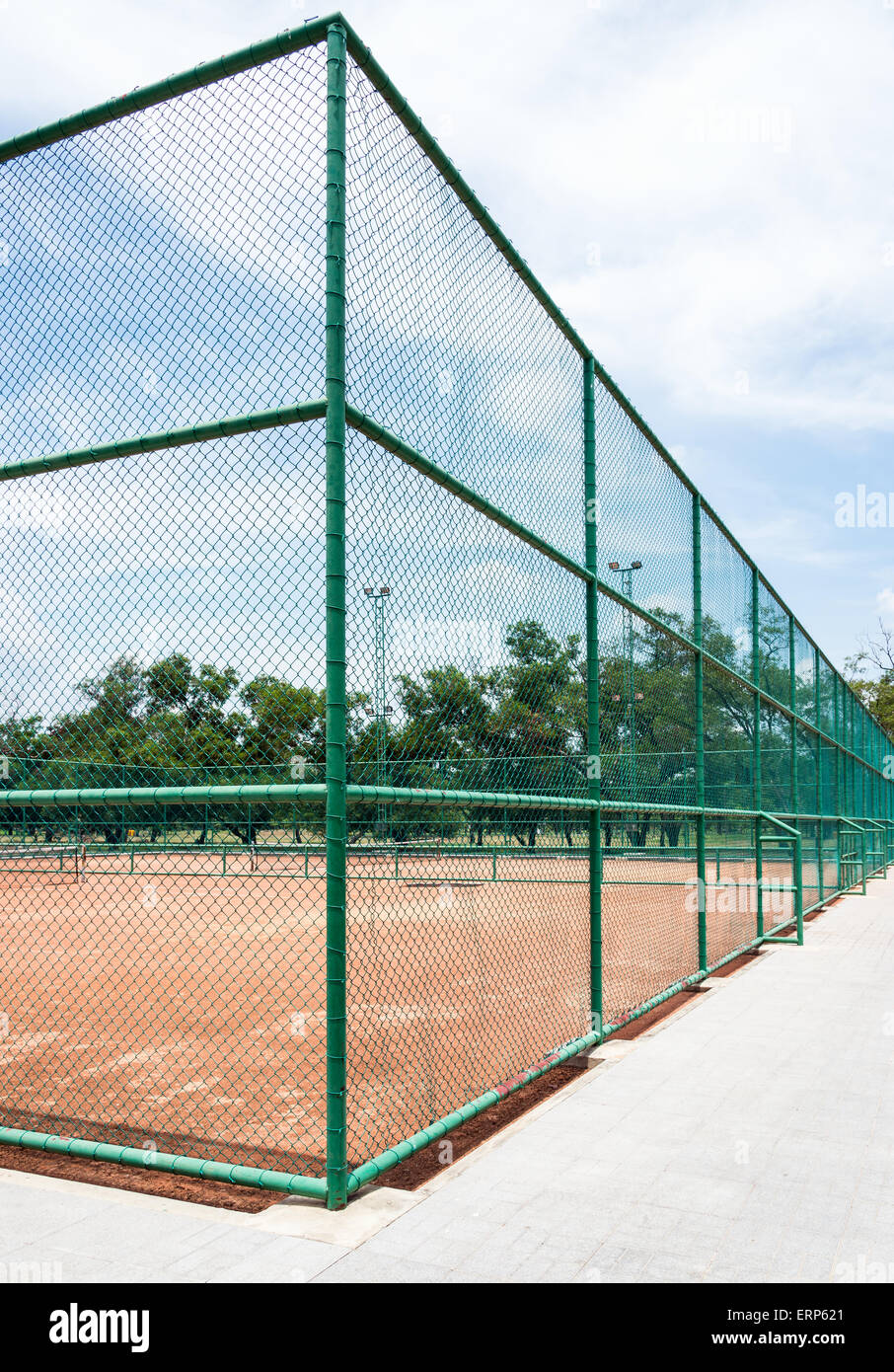 Campo da tennis in terra battuta nel parco urbano della Thailandia. Foto Stock