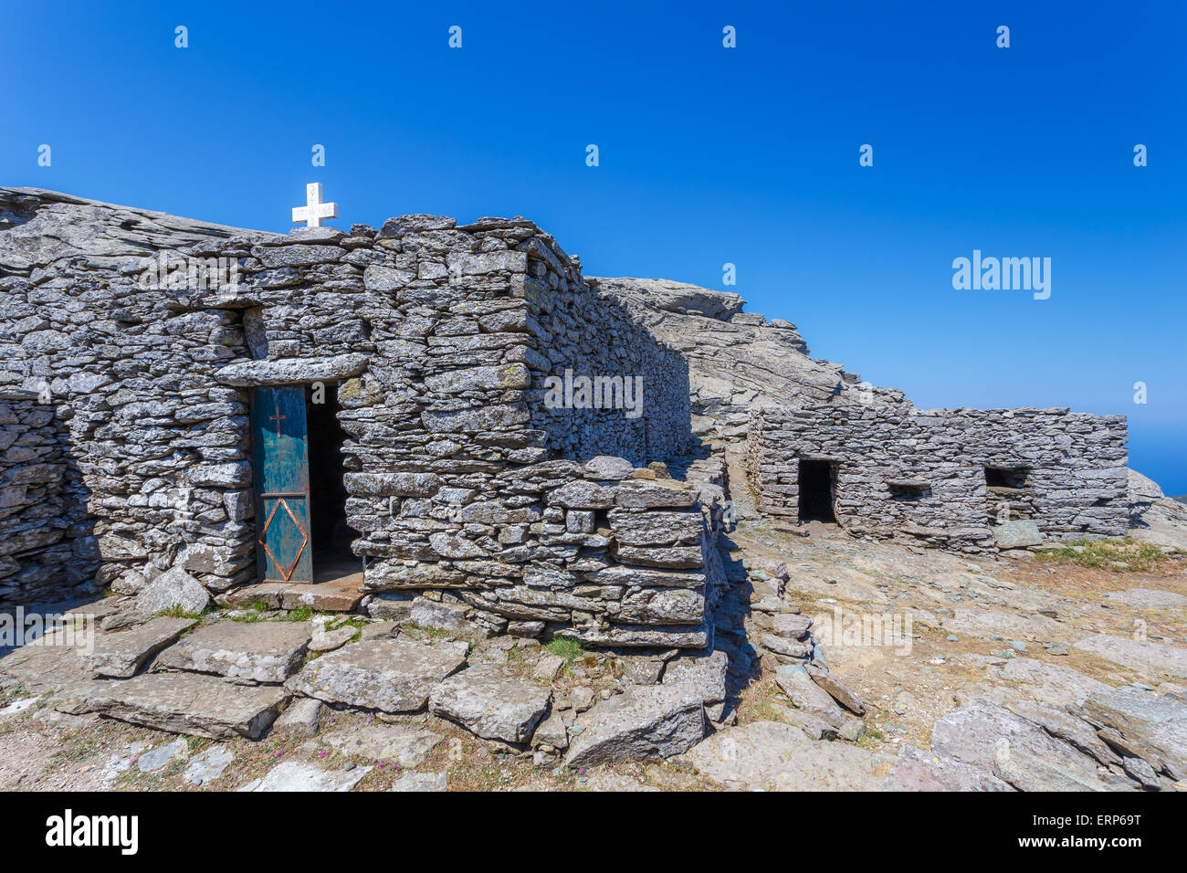 Il famoso drago preistorici case sulla cima della montagna Ochi contro un cielo blu, EUBEA, GRECIA Foto Stock