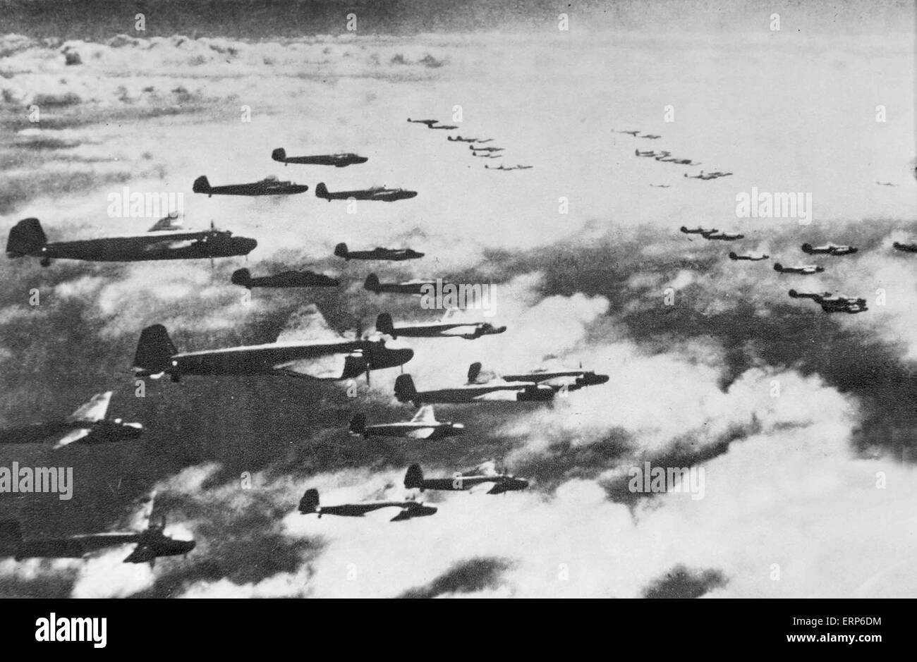 Questo file copiato foto scattata nel 1940 mostra invadendo bombardieri giapponesi sorvolano a sud-ovest della Cina di Chongqing, che è stata la Cina del capitale di guerra dopo l'invasione giapponese. Un batch di file di registrazione foto la distruzione di Chongqing e il disagio della gente nella città durante l'anti-guerra giapponesi sono stati rilasciati dalla città del Distretto Beibei archivio su Giugno 5, 2015. Foto Stock