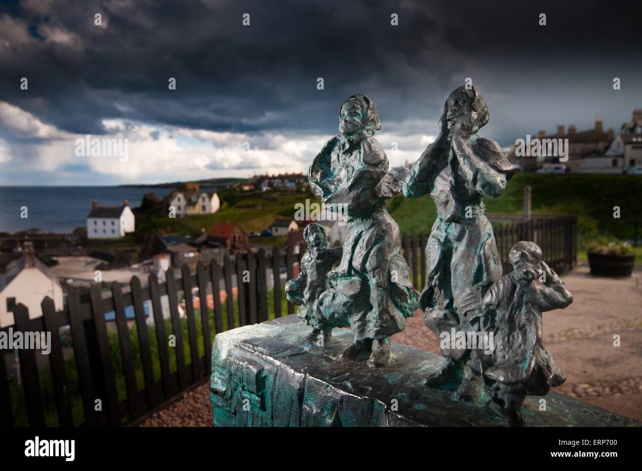 La piccola pesca scozzese villaggio di St Abbs e il monumento al disastro di pesca del 1881 in cui 189 uomini sono stati annegati in gran parte da Eyemouth Foto Stock