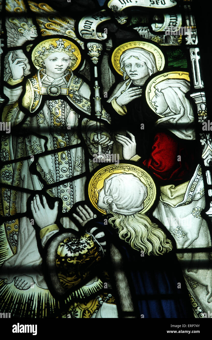 Una vetrata dei Kempe Studios raffigurante le tre Marie alla tomba di Gesù, la chiesa di Blatherwycke, Northamptonshire Foto Stock