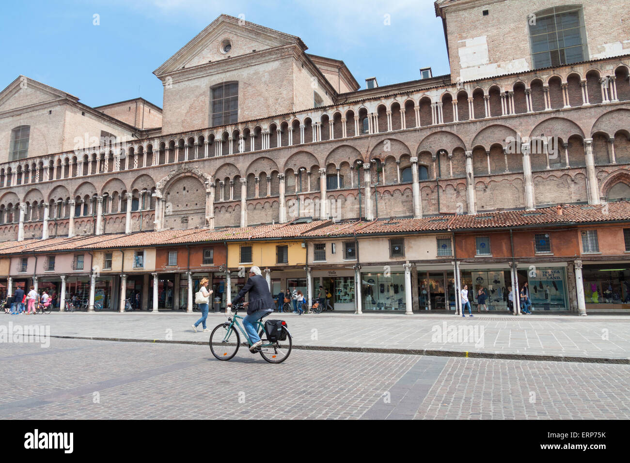 - 30 Maggio 2015: Piazza Trento Trieste a Ferrara, Italia.piazza nel centro storico di Ferrara, un luogo di incontro della cittadinanza Foto Stock