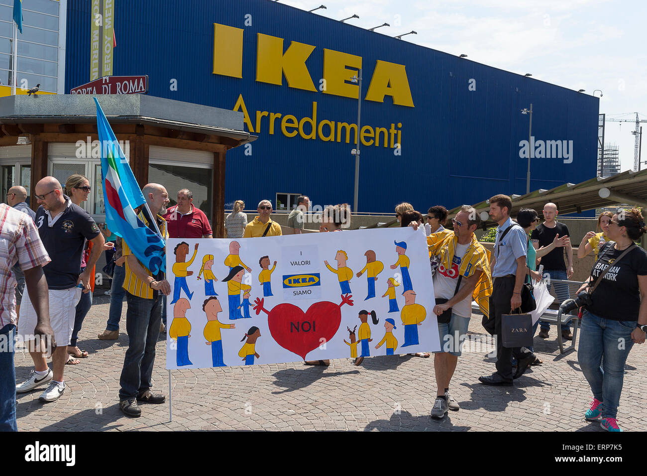 Roma, Italia. Il 6 giugno, 2015. Centinaia di lavoratori della società  multinazionale IKEA in sciopero, stanno dimostrando di fronte al centro  commerciale Porta di Roma per difendere il loro salario tagliato dalla