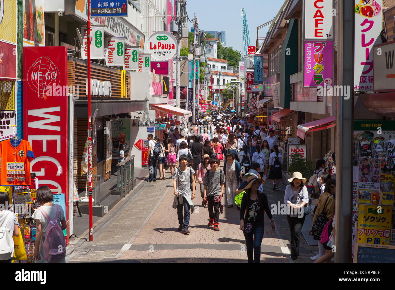 La gente del posto e i turisti a piedi a Harajuku's Takeshita street, conosciuta per i negozi colorati e Punk Manga - Anime aspetto generale. Foto Stock