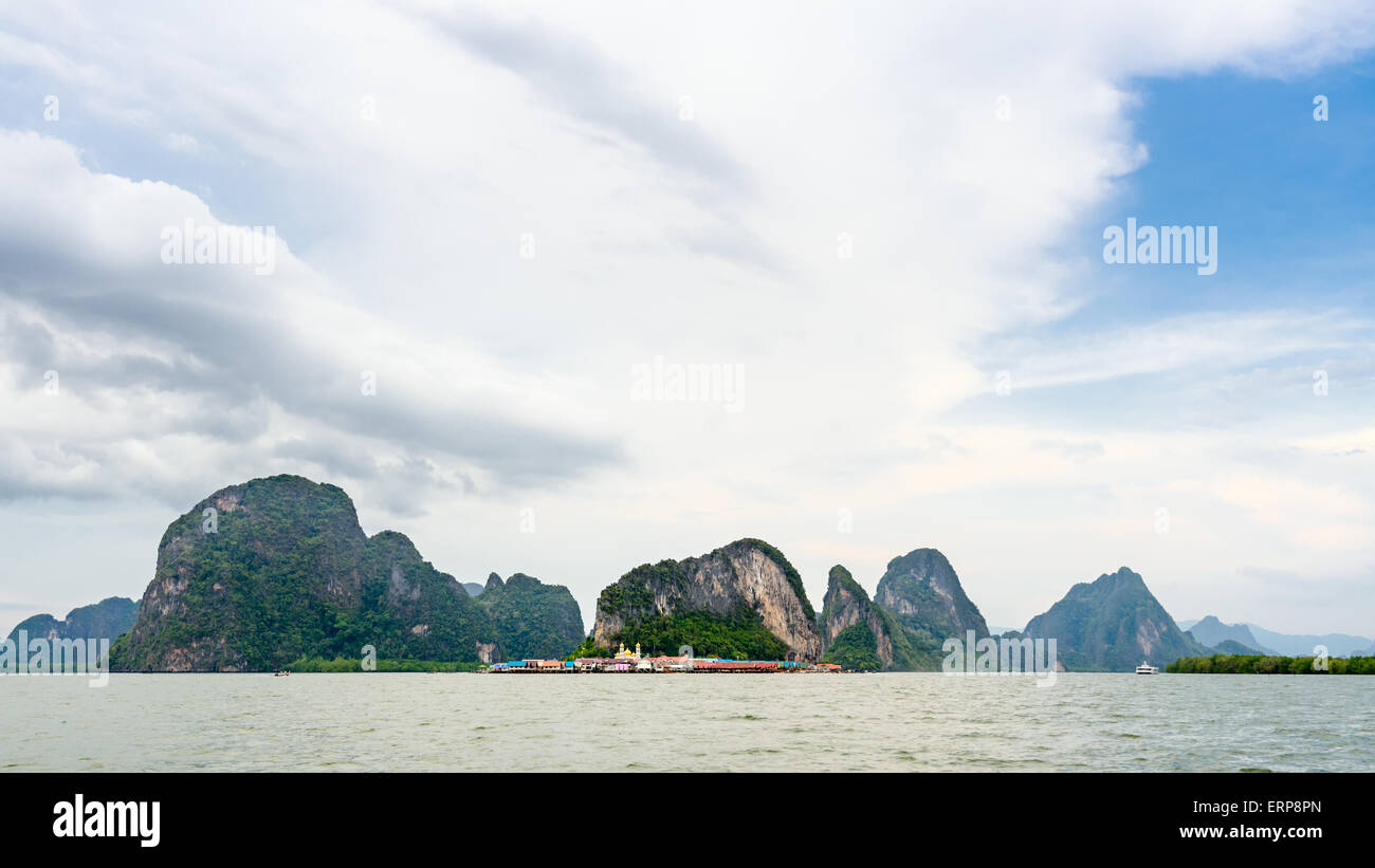 Bellissimo paesaggio del mare di Isola Punyi o Koh Panyee è fisherman village attrazioni culturali nel corso di un tour in barca Foto Stock
