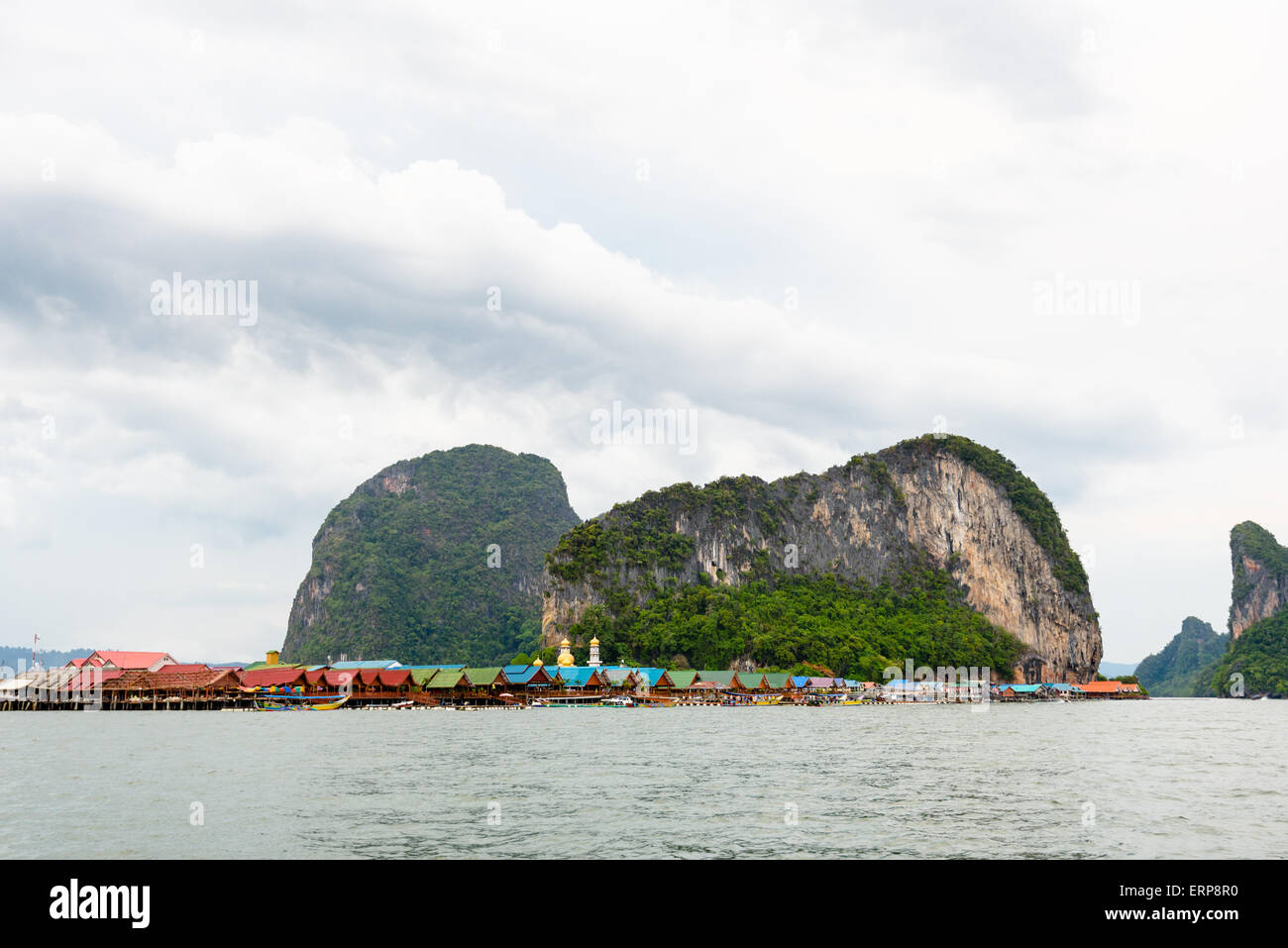 Bellissimo paesaggio del mare di Isola Punyi o Koh Panyee è fisherman village attrazioni culturali nel corso di un tour in barca Foto Stock