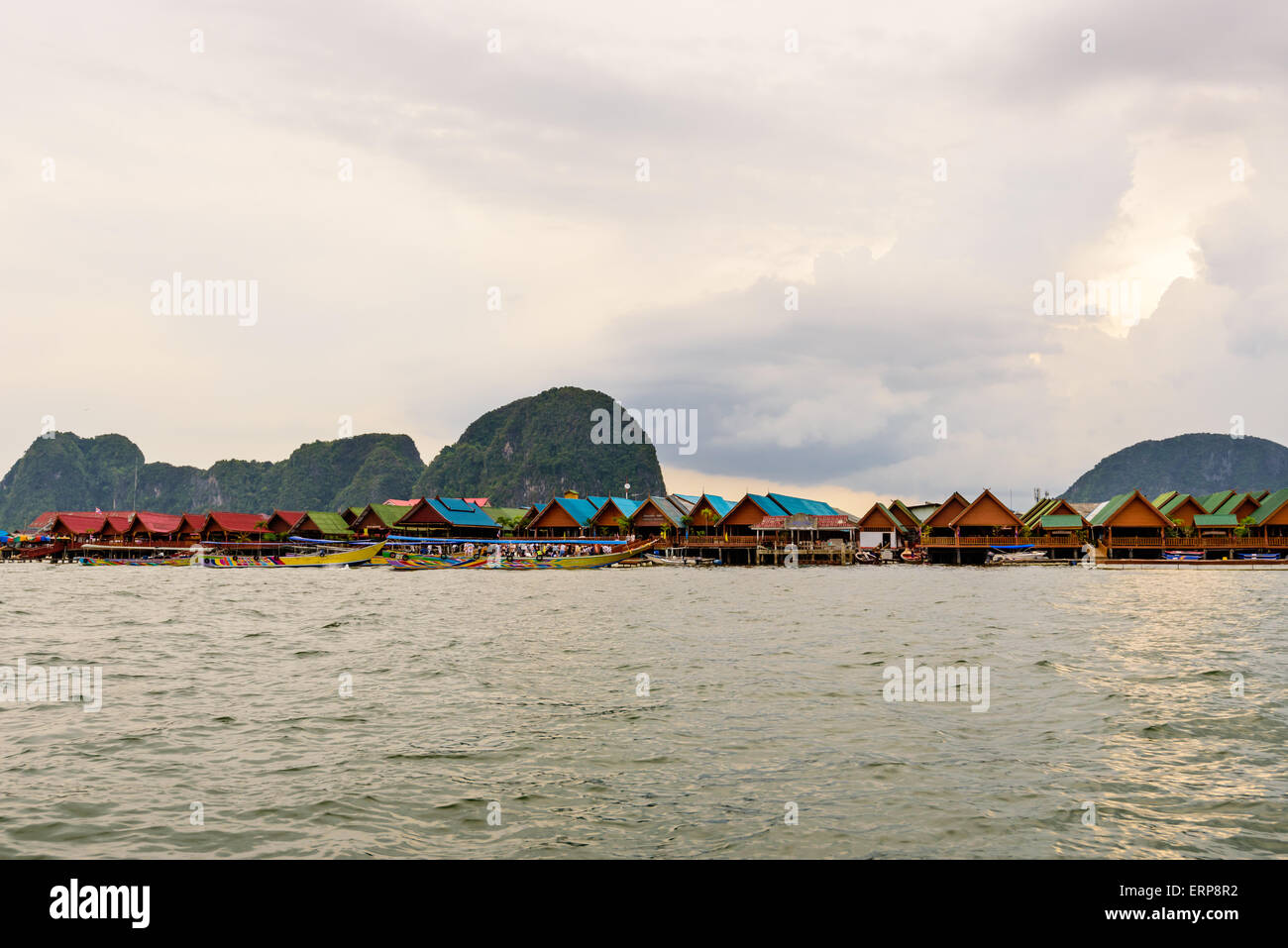 Bellissimo paesaggio del mare a Punyi o isola di Koh Panyee villaggio galleggiante in serata durante una gita in barca al Ao Phang Nga Foto Stock