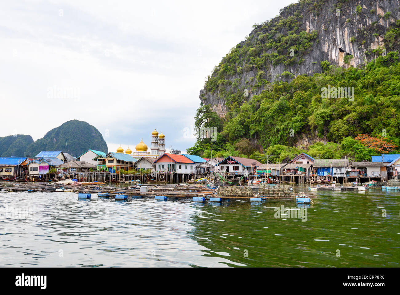 Paesaggio Koh Panyee o isola Punyi home è flottante sul mare durante un tour in barca all'Ao Phang Nga Bay National Park Foto Stock