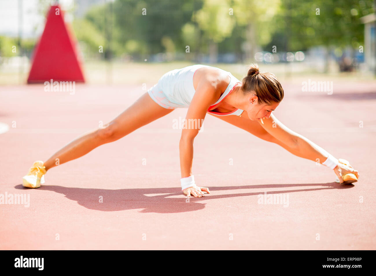 Giovane donna facendo esercizio all'aperto Foto Stock