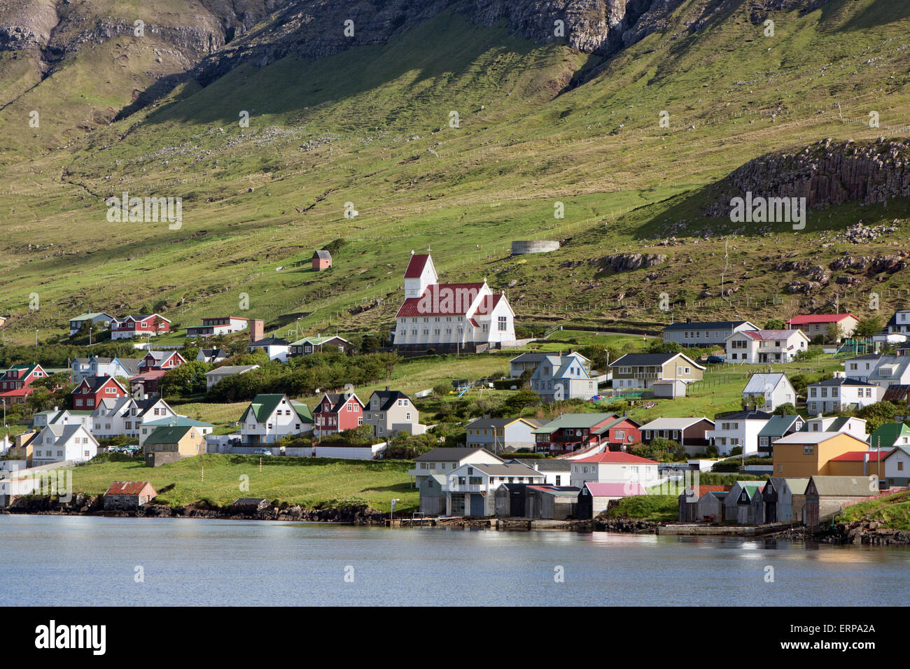 Tvoroyri e pittoresca cittadina sul mare la più meridionale delle isole Faerøer Foto Stock