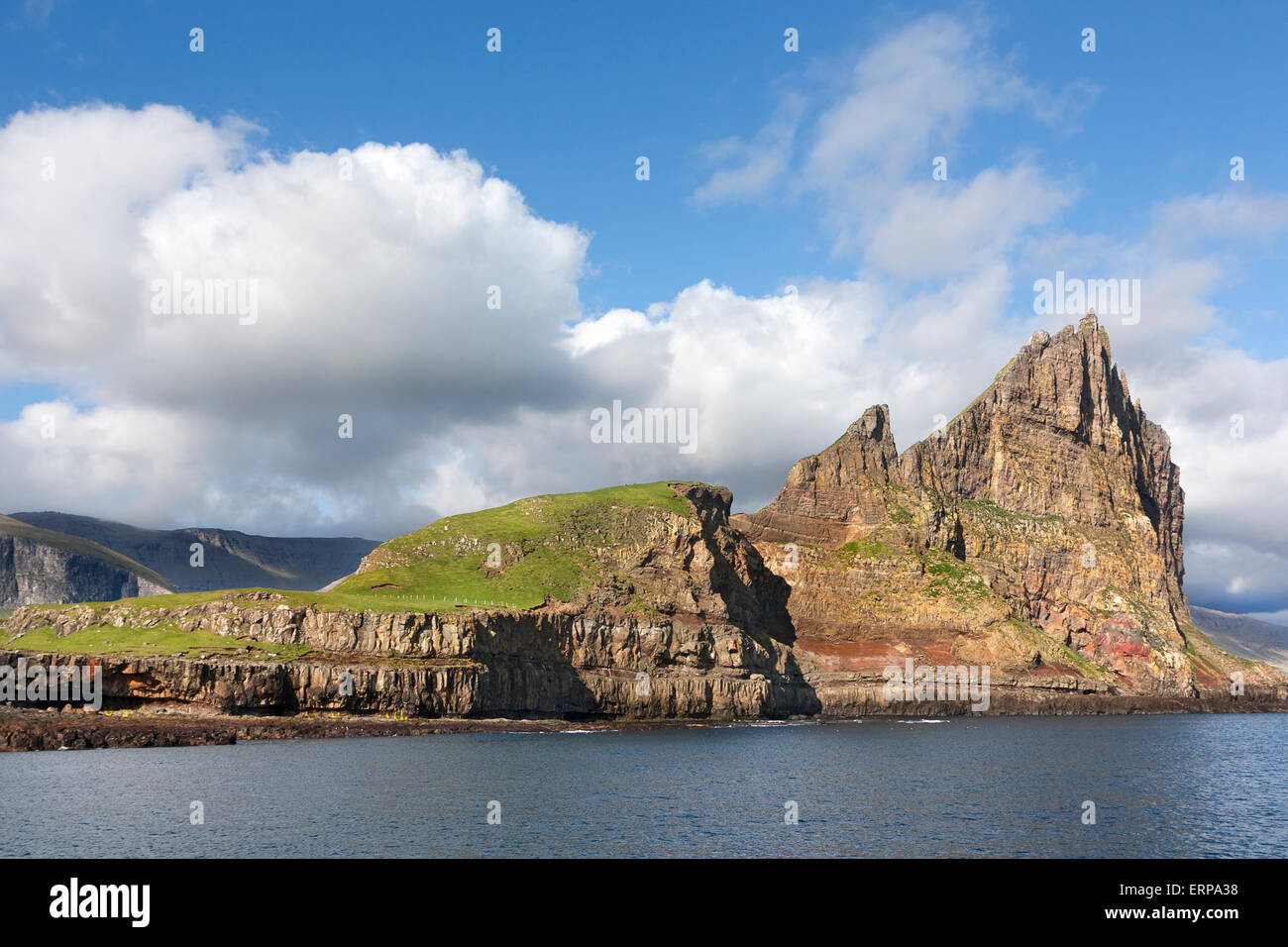Isolotto roccioso con scogliere gigante che si affaccia sul mare Foto Stock