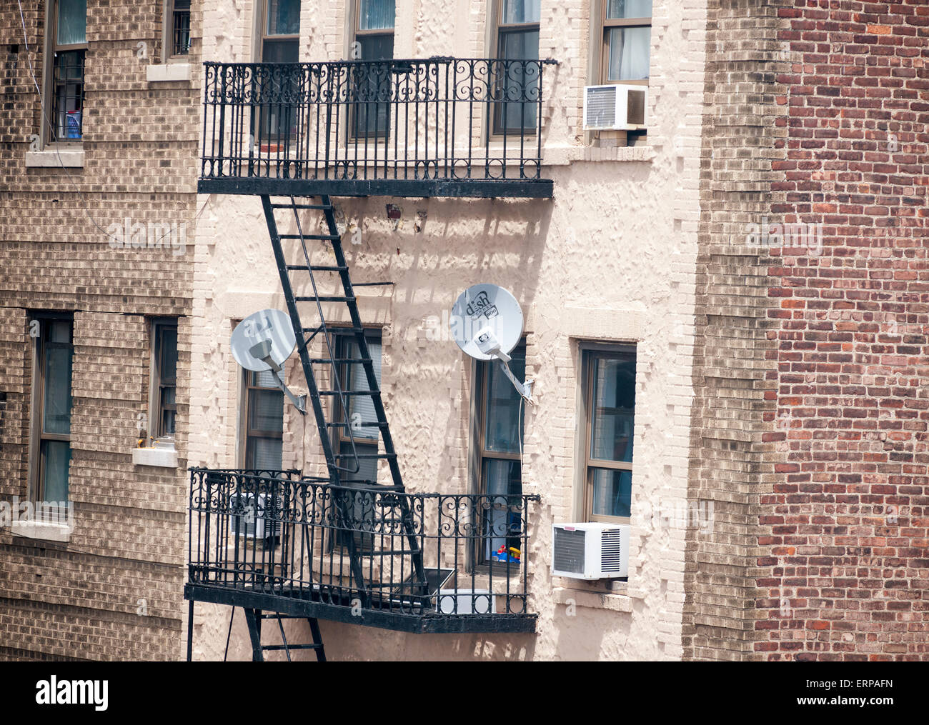 Un piatto via satellite della rete del piatto su una parete di un edificio in New York Borough of Queens giovedì 4 giugno, 2015. La rete del piatto, una televisione via satellite e internet provider, è segnalato per essere in trattative per la fusione con il fornitore del servizio di telefonia cellulare T-Mobile USA. TV e società di comunicazione sono il consolidamento come la linea tra i servizi sfuma. (© Richard B. Levine) Foto Stock