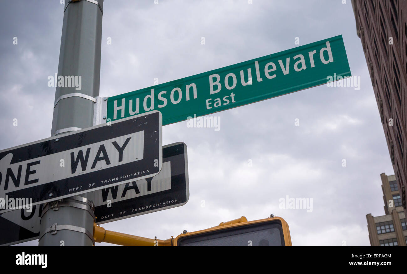 Digital Signage per il creato di recente ma ancora aperti Hudson Boulevard est nei cantieri di Hudson lo sviluppo del lontano west side di Manhattan a New York venerdì 22 maggio, 2015. (© Richard B. Levine) Foto Stock