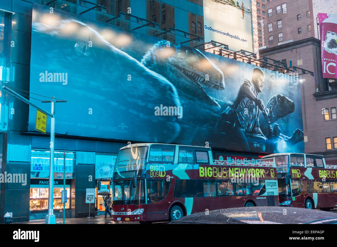Pubblicità in Times Square a New York per il successo dell'estate hit 'mondo giurassico', visto il Martedì, 2 giugno 2015. Il film è il quarto della serie e si apre a ventidue anni dopo l'originale. "Mondo Giurassico' si apre il 12 giugno. (© Richard B. Levine) Foto Stock
