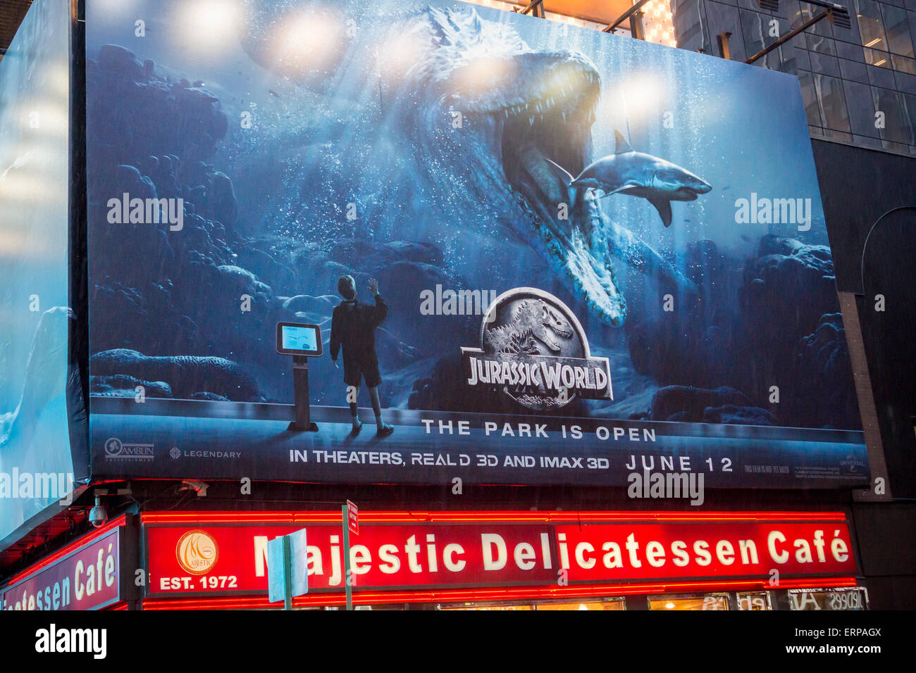 Pubblicità in Times Square a New York per il successo dell'estate hit 'mondo giurassico', visto il Martedì, 2 giugno 2015. Il film è il quarto della serie e si apre a ventidue anni dopo l'originale. "Mondo Giurassico' si apre il 12 giugno. (© Richard B. Levine) Foto Stock