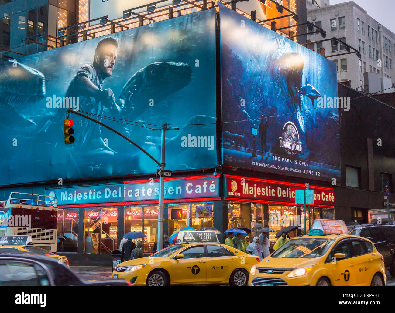 Pubblicità in Times Square a New York per il successo dell'estate hit 'mondo giurassico', visto il Martedì, 2 giugno 2015. Il film è il quarto della serie e si apre a ventidue anni dopo l'originale. "Mondo Giurassico' si apre il 12 giugno. (© Richard B. Levine) Foto Stock