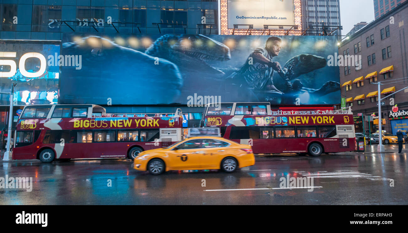 Pubblicità in Times Square a New York per il successo dell'estate hit 'mondo giurassico', visto il Martedì, 2 giugno 2015. Il film è il quarto della serie e si apre a ventidue anni dopo l'originale. "Mondo Giurassico' si apre il 12 giugno. (© Richard B. Levine) Foto Stock