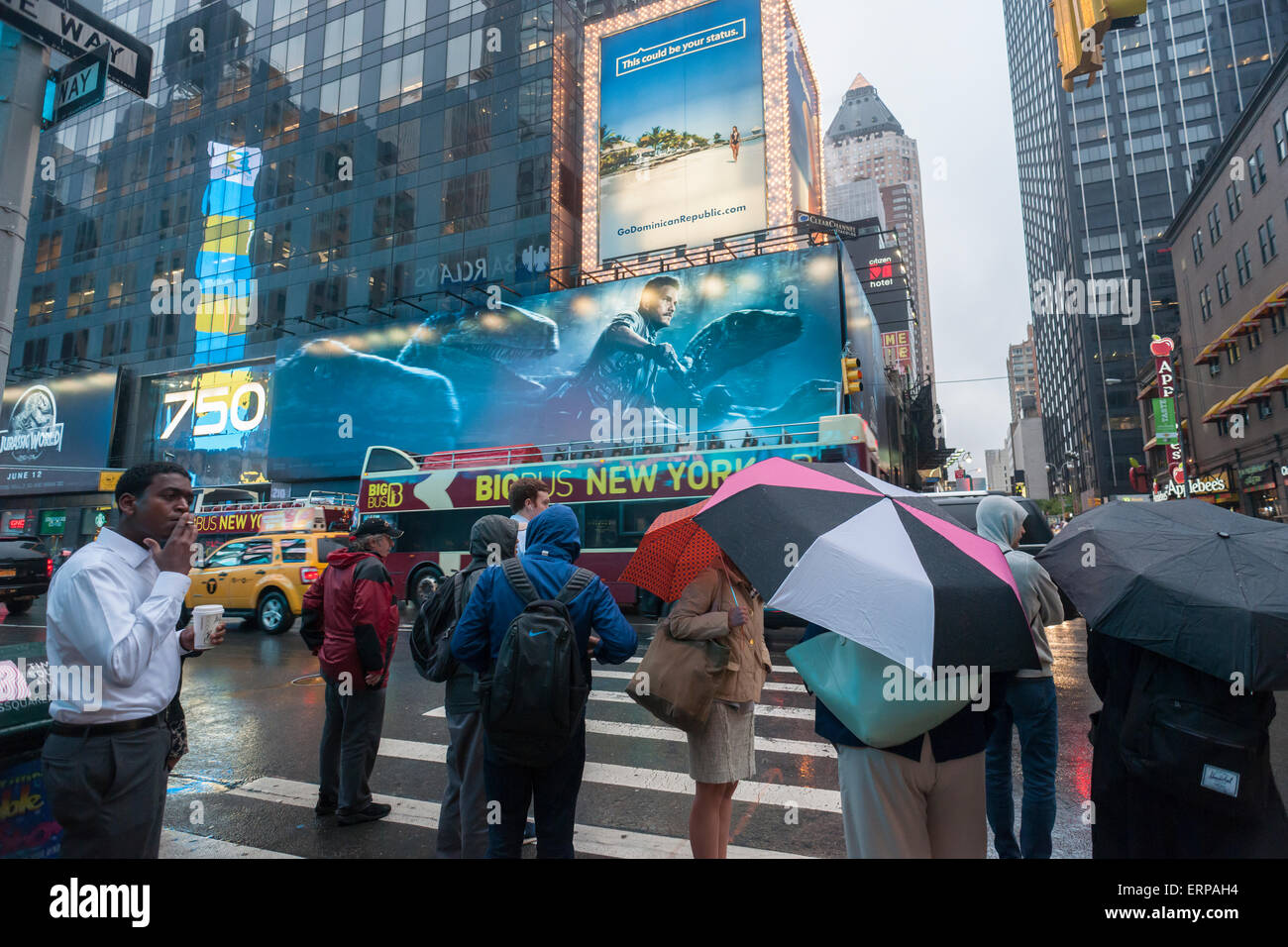 Pubblicità in Times Square a New York per il successo dell'estate hit 'mondo giurassico', visto il Martedì, 2 giugno 2015. Il film è il quarto della serie e si apre a ventidue anni dopo l'originale. "Mondo Giurassico' si apre il 12 giugno. (© Richard B. Levine) Foto Stock