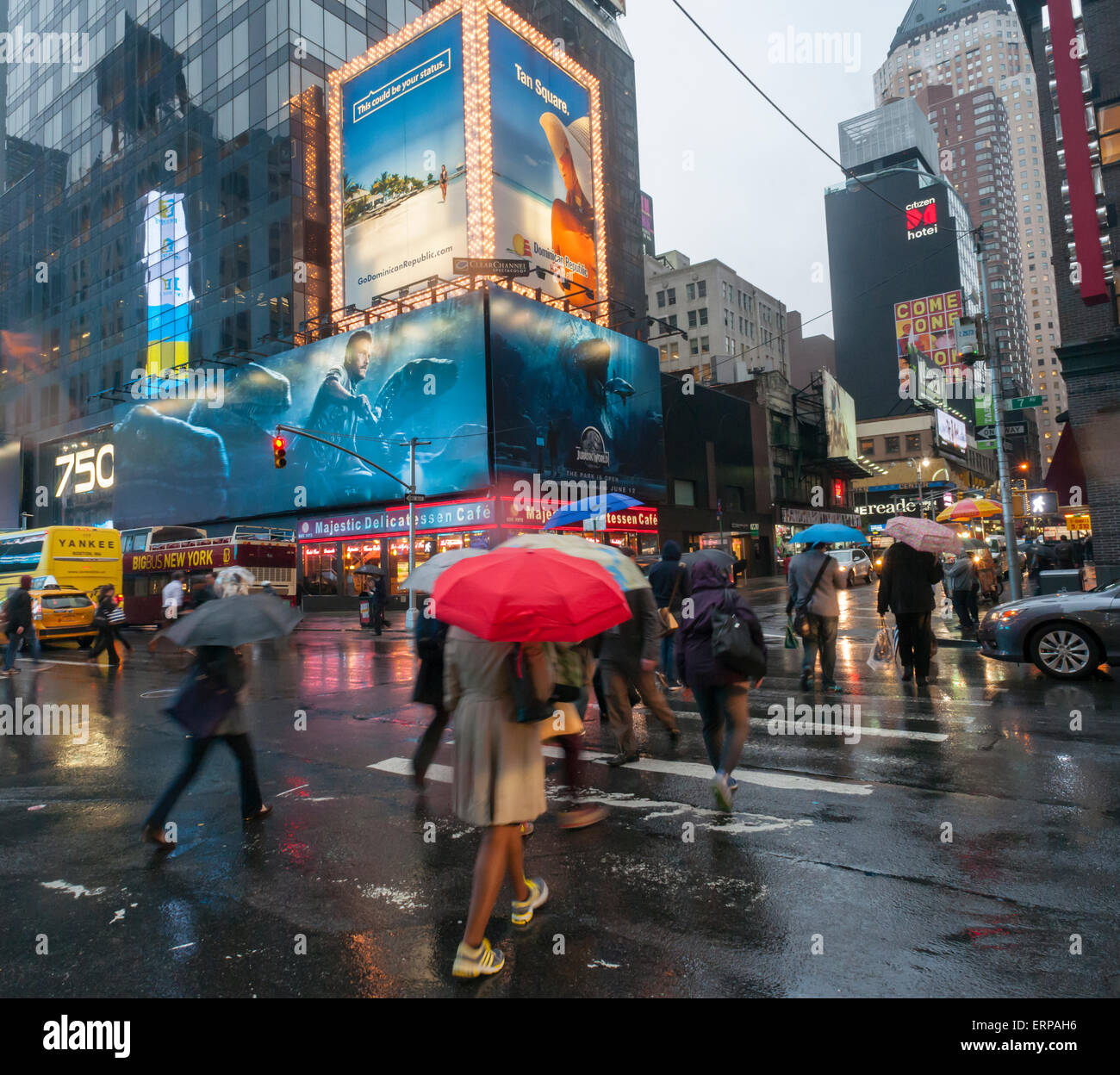 Pubblicità in Times Square a New York per il successo dell'estate hit 'mondo giurassico', visto il Martedì, 2 giugno 2015. Il film è il quarto della serie e si apre a ventidue anni dopo l'originale. "Mondo Giurassico' si apre il 12 giugno. (© Richard B. Levine) Foto Stock