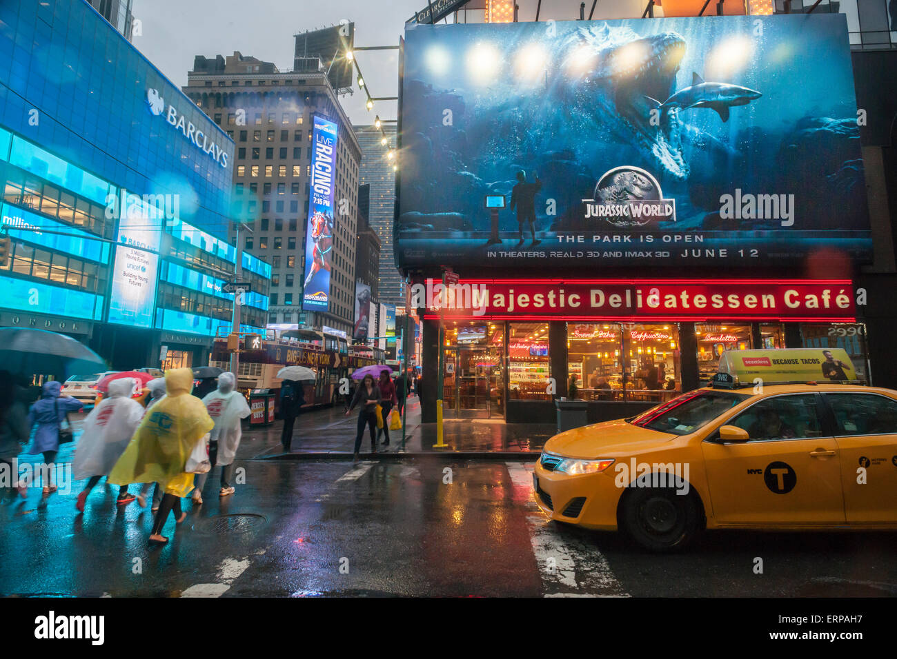 Pubblicità in Times Square a New York per il successo dell'estate hit 'mondo giurassico', visto il Martedì, 2 giugno 2015. Il film è il quarto della serie e si apre a ventidue anni dopo l'originale. "Mondo Giurassico' si apre il 12 giugno. (© Richard B. Levine) Foto Stock
